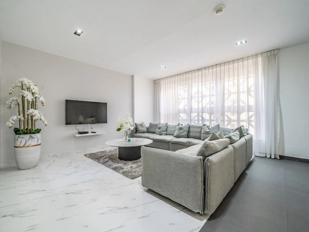 Дубай: Luxury Waterfront Apartment with Beach Access