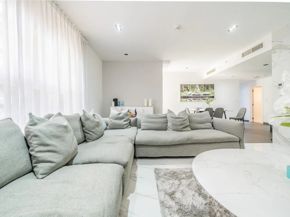 Дубай: Luxury Waterfront Apartment with Beach Access
