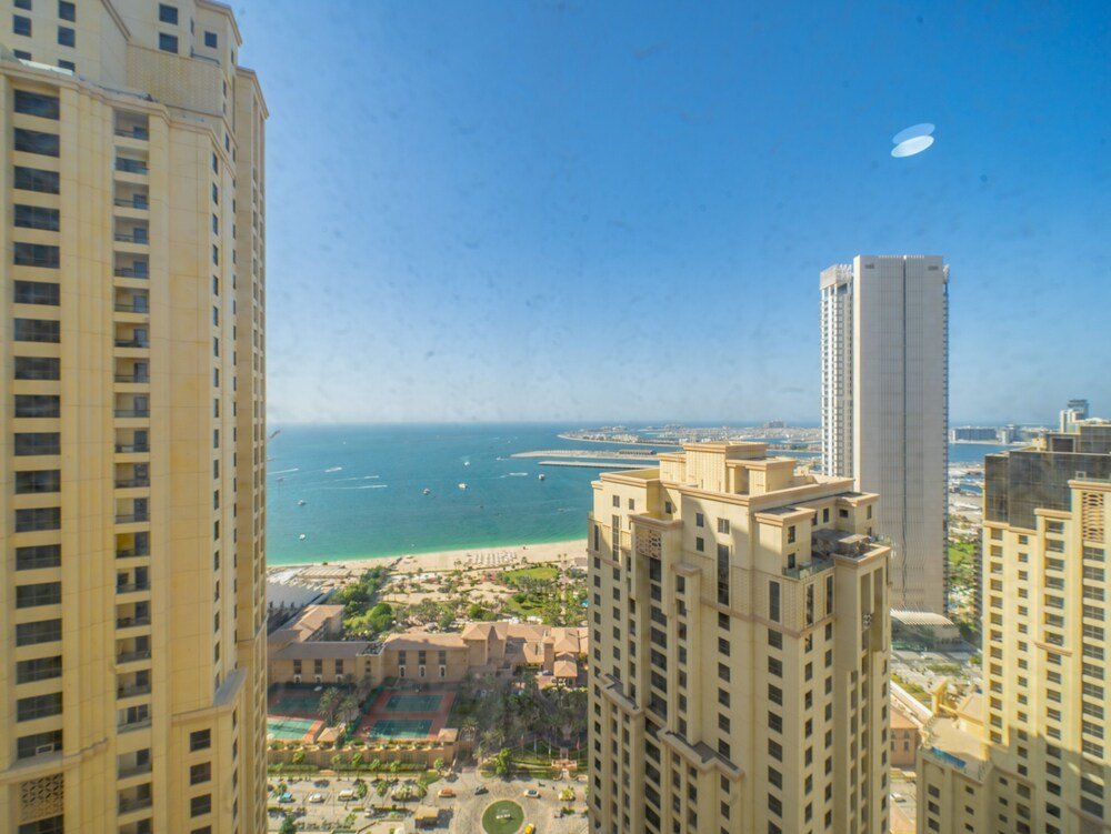 Дубай: Luxury Waterfront Apartment with Beach Access