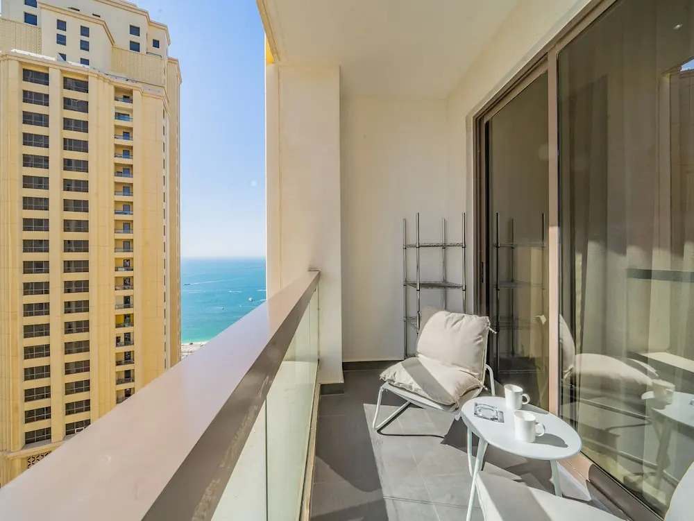 Дубай: Luxury Waterfront Apartment with Beach Access