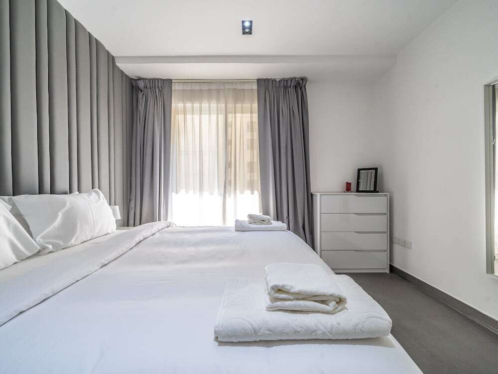 Дубай: Luxury Waterfront Apartment with Beach Access
