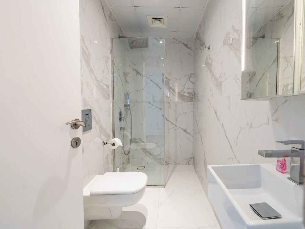 Дубай: Luxury Waterfront Apartment with Beach Access