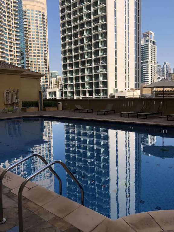 Дубай: Luxury Waterfront Apartment with Beach Access