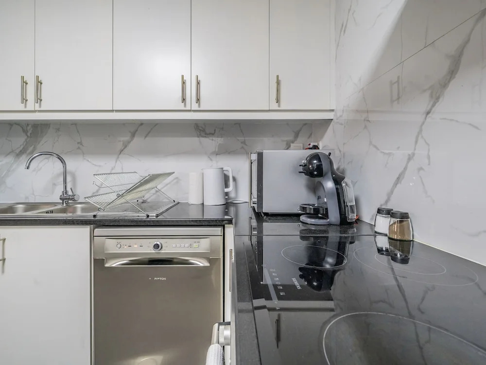 Дубай: Luxury Waterfront Apartment with Beach Access