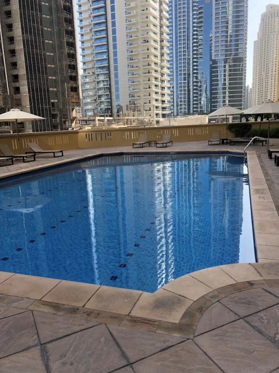 Дубай: Luxury Waterfront Apartment with Beach Access