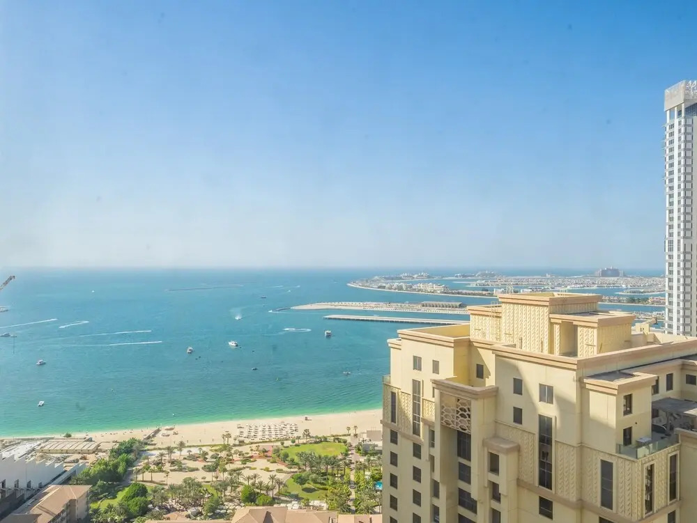 Дубай: Luxury Waterfront Apartment with Beach Access