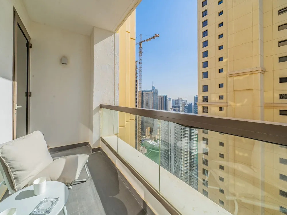 Дубай: Luxury Waterfront Apartment with Beach Access