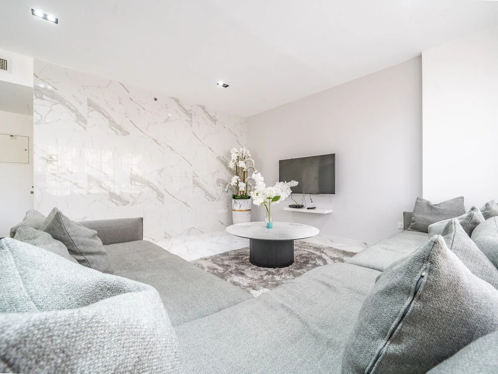 Дубай: Luxury Waterfront Apartment with Beach Access