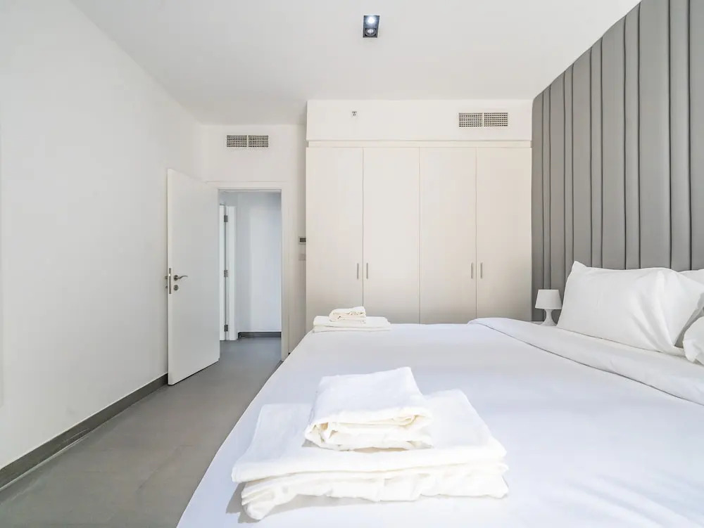 Дубай: Luxury Waterfront Apartment with Beach Access