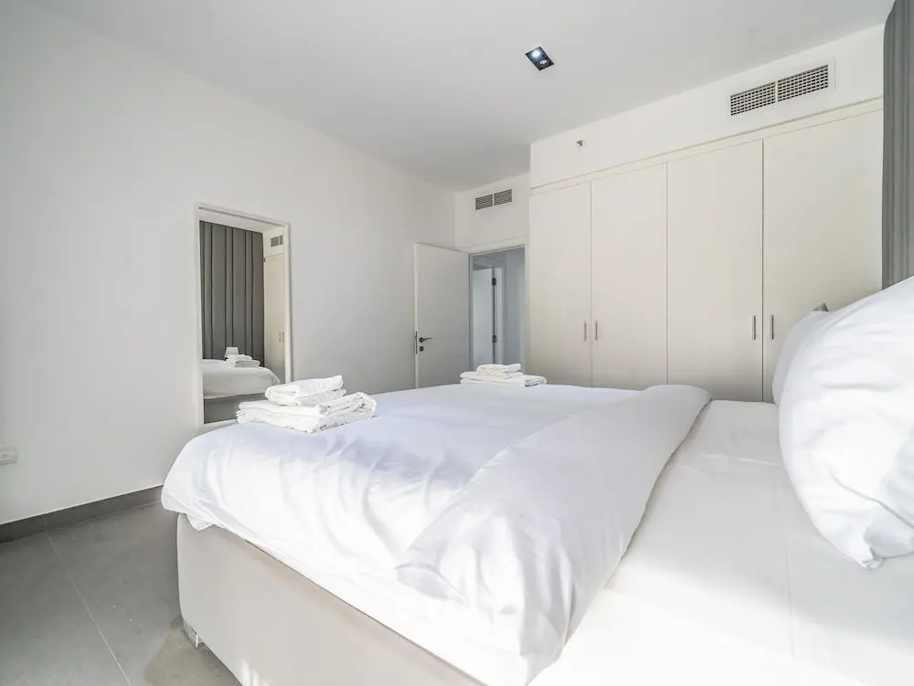 Дубай: Luxury Waterfront Apartment with Beach Access
