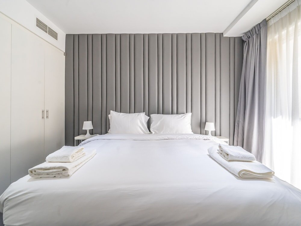 Дубай: Luxury Waterfront Apartment with Beach Access