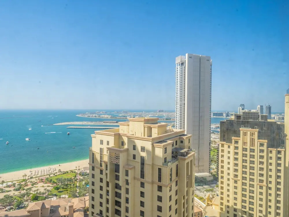 Дубай: Luxury Waterfront Apartment with Beach Access
