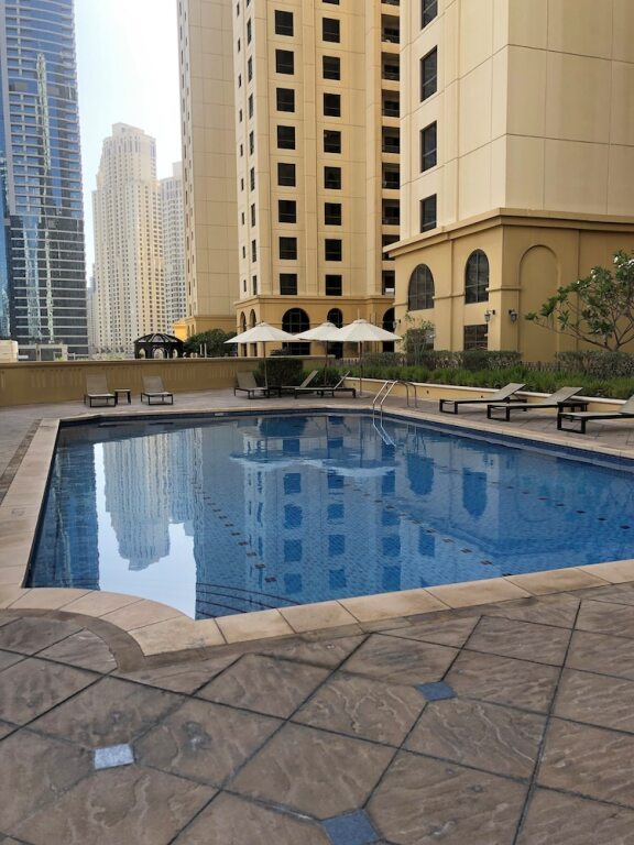 Дубай: Luxury Waterfront Apartment with Beach Access