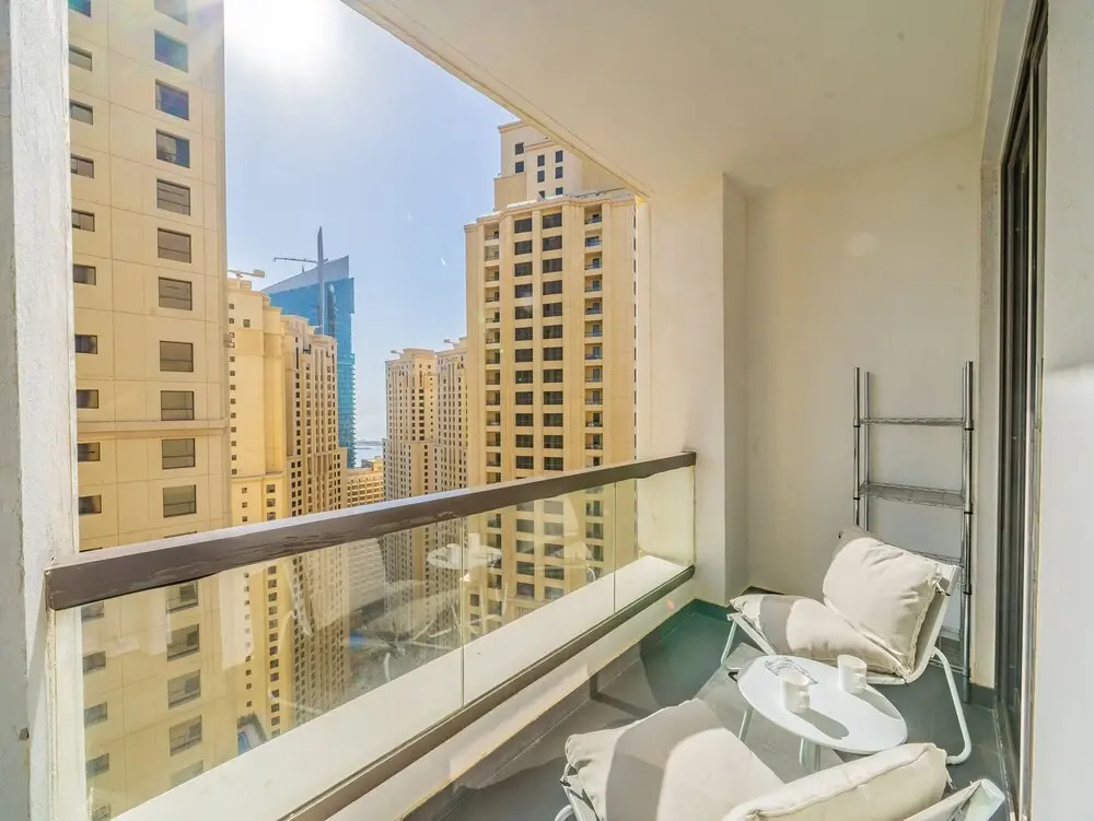 Дубай: Luxury Waterfront Apartment with Beach Access