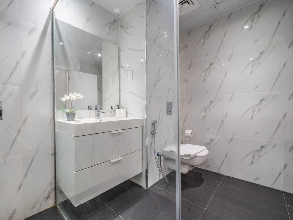 Дубай: Luxury Waterfront Apartment with Beach Access