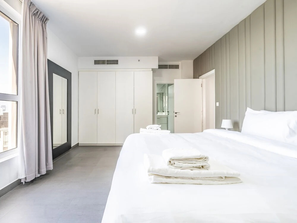 Дубай: Luxury Waterfront Apartment with Beach Access