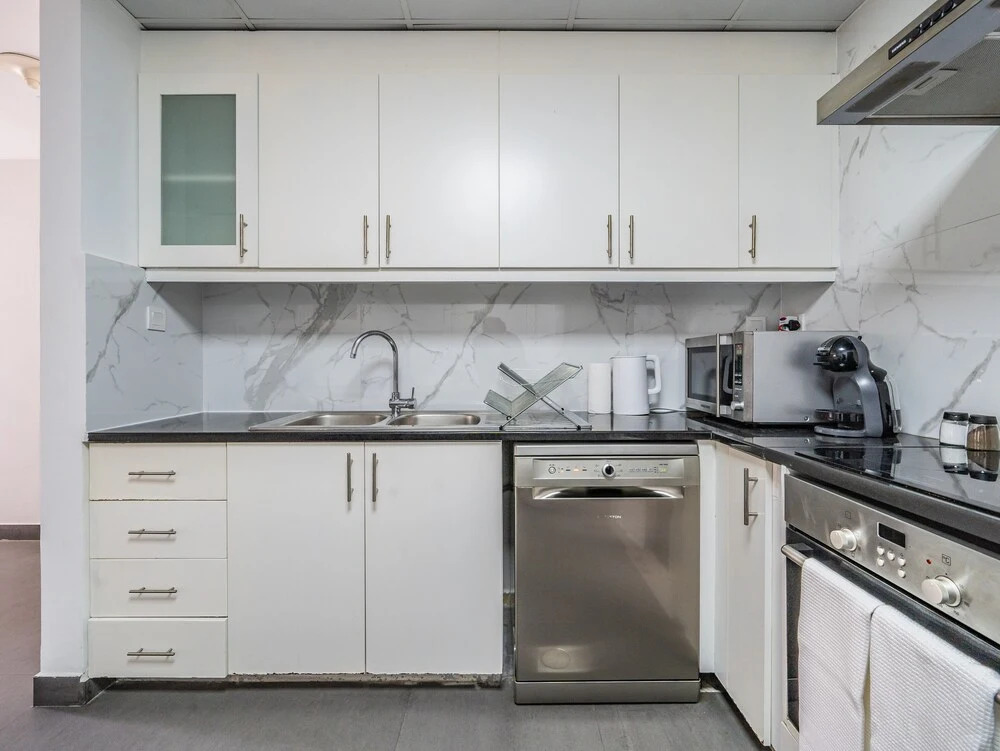 Дубай: Luxury Waterfront Apartment with Beach Access