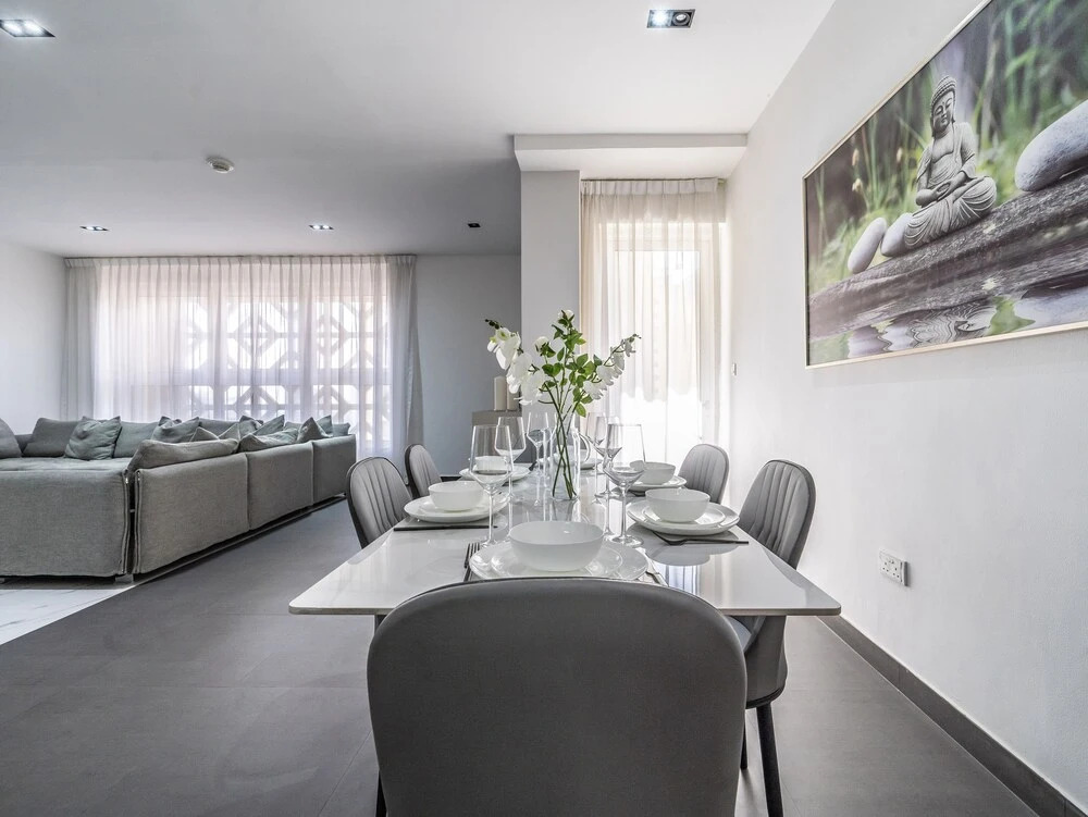 Дубай: Luxury Waterfront Apartment with Beach Access