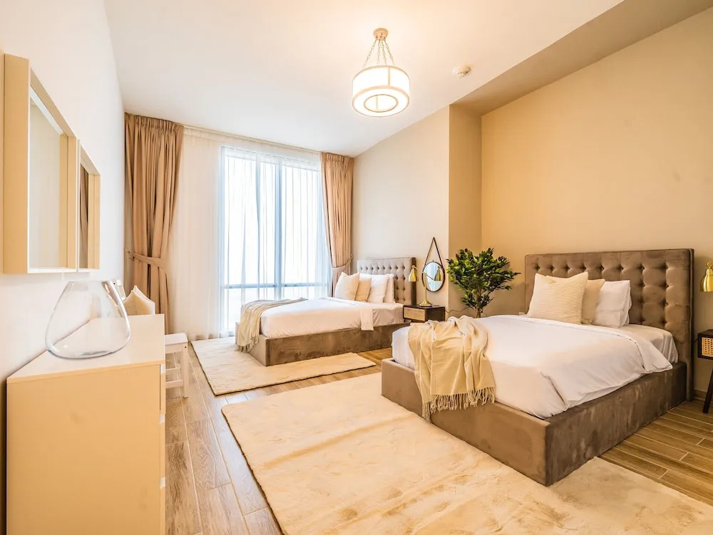 Дубай: Jaw-dropping Canal and Skyline Views, Close to DT