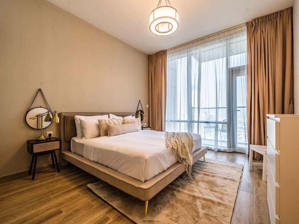 Дубай: Jaw-dropping Canal and Skyline Views, Close to DT