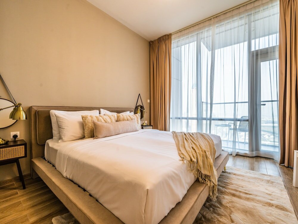 Дубай: Jaw-dropping Canal and Skyline Views, Close to DT
