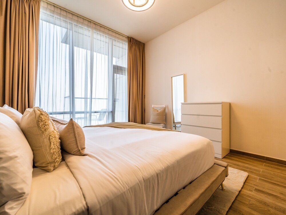 Дубай: Jaw-dropping Canal and Skyline Views, Close to DT
