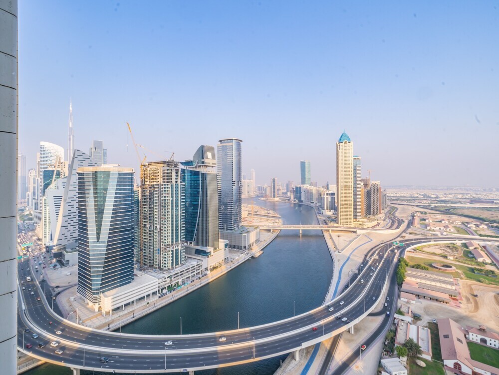 Дубай: Jaw-dropping Canal and Skyline Views, Close to DT