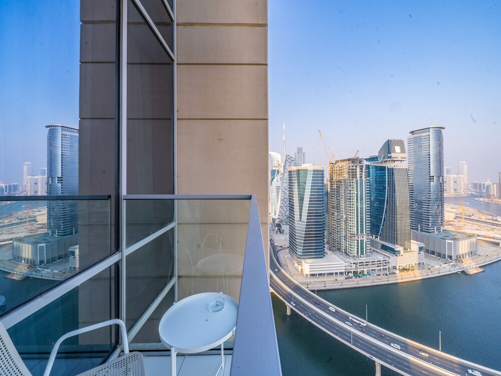 Дубай: Jaw-dropping Canal and Skyline Views, Close to DT