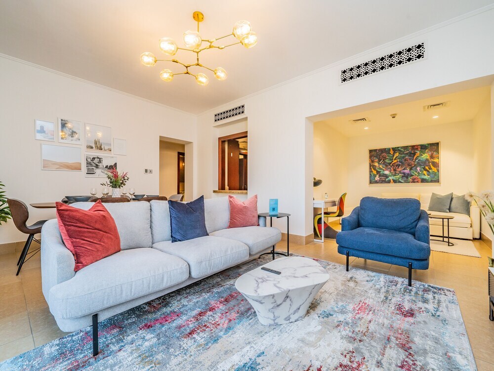 Дубай: Colorful Apartment near Dubai Mall with Balcony
