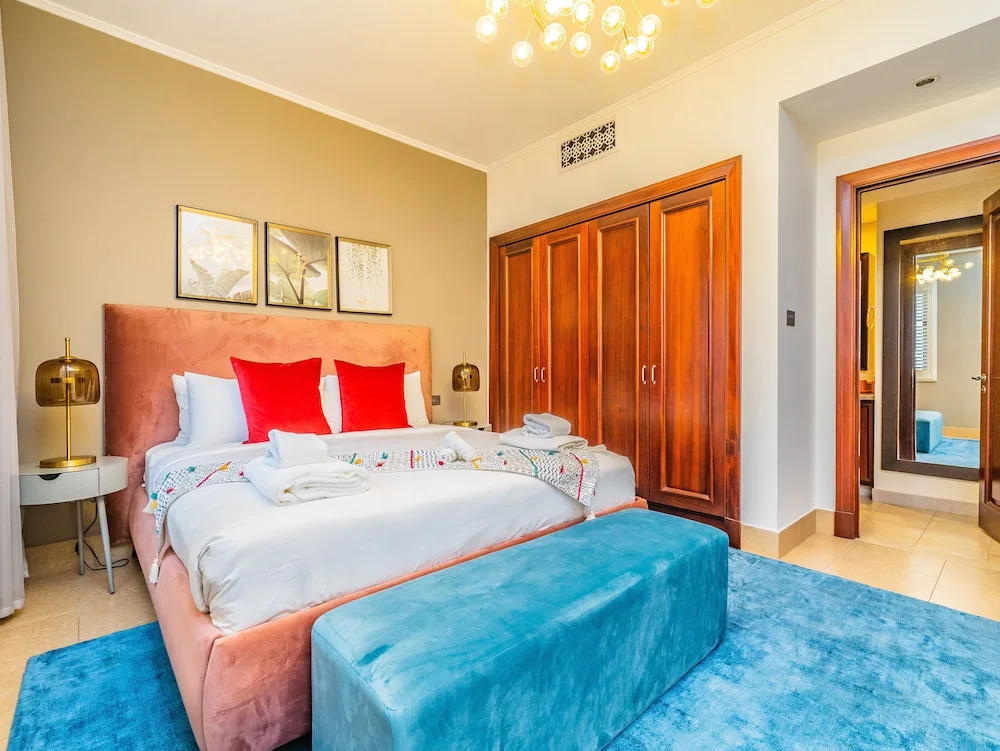 Дубай: Colorful Apartment near Dubai Mall with Balcony