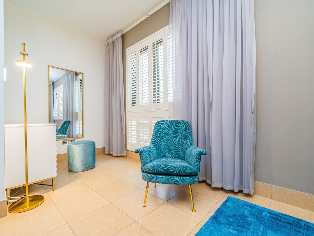 Дубай: Colorful Apartment near Dubai Mall with Balcony