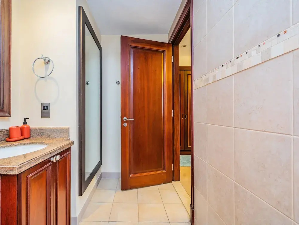 Дубай: Colorful Apartment near Dubai Mall with Balcony