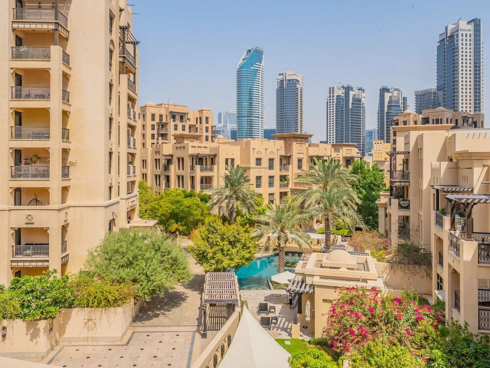Дубай: Colorful Apartment near Dubai Mall with Balcony