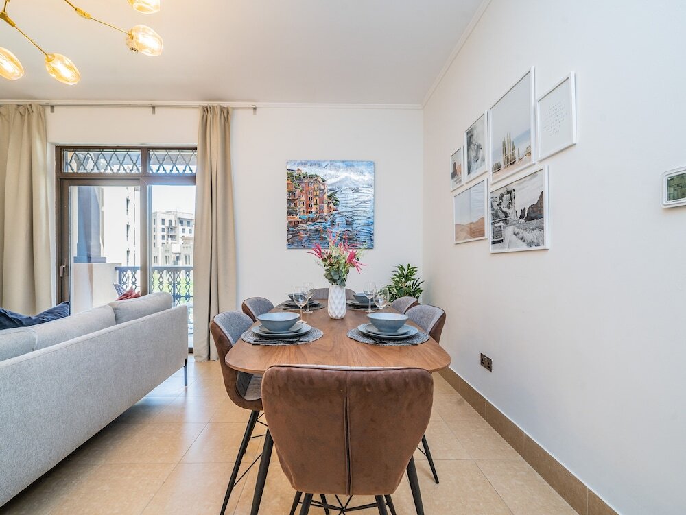 Дубай: Colorful Apartment near Dubai Mall with Balcony