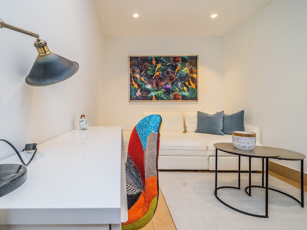 Дубай: Colorful Apartment near Dubai Mall with Balcony
