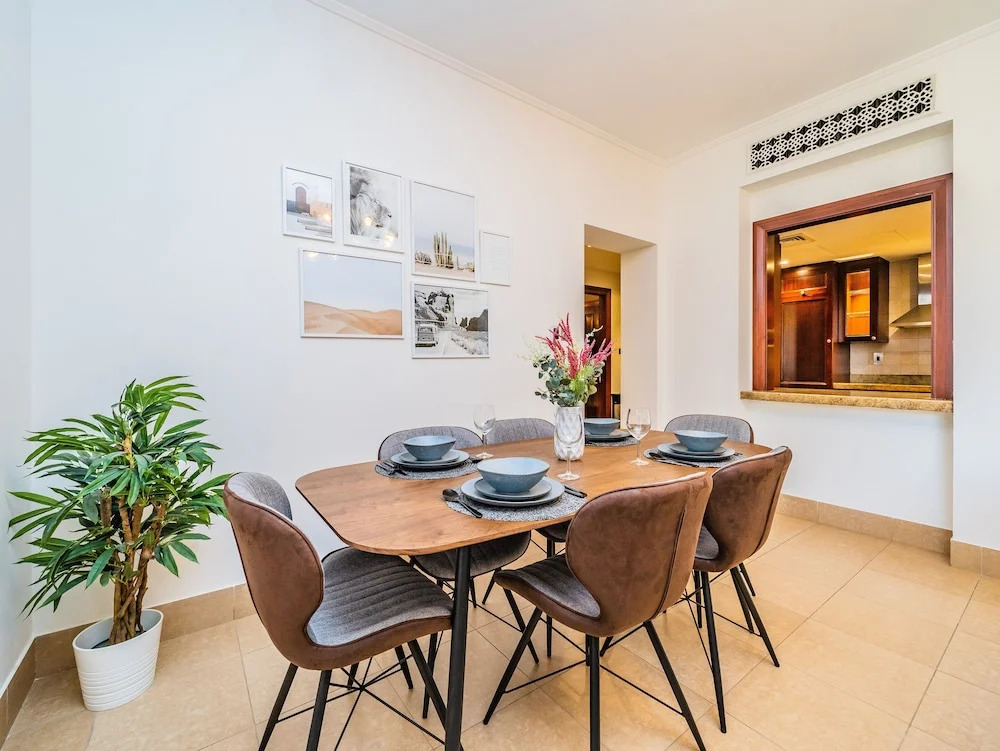 Дубай: Colorful Apartment near Dubai Mall with Balcony