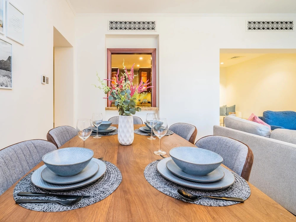 Дубай: Colorful Apartment near Dubai Mall with Balcony