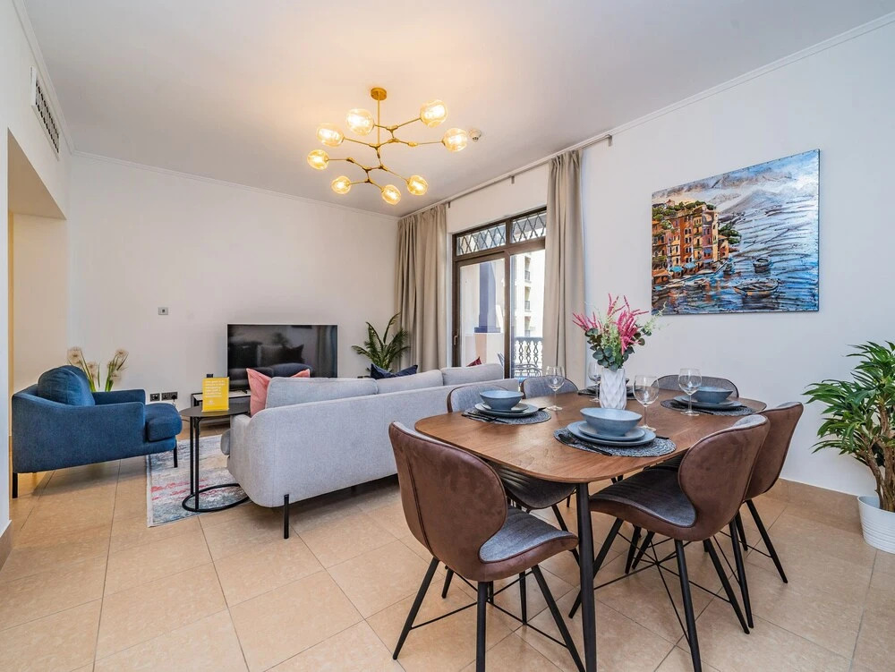 Дубай: Colorful Apartment near Dubai Mall with Balcony