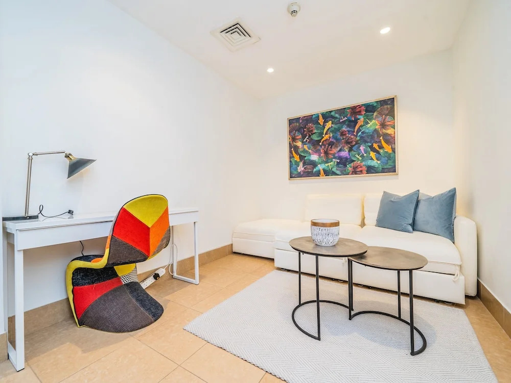 Дубай: Colorful Apartment near Dubai Mall with Balcony