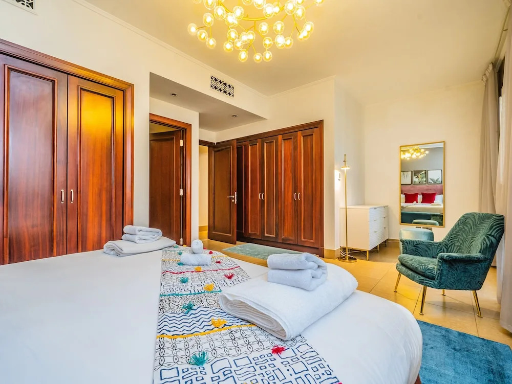 Дубай: Colorful Apartment near Dubai Mall with Balcony