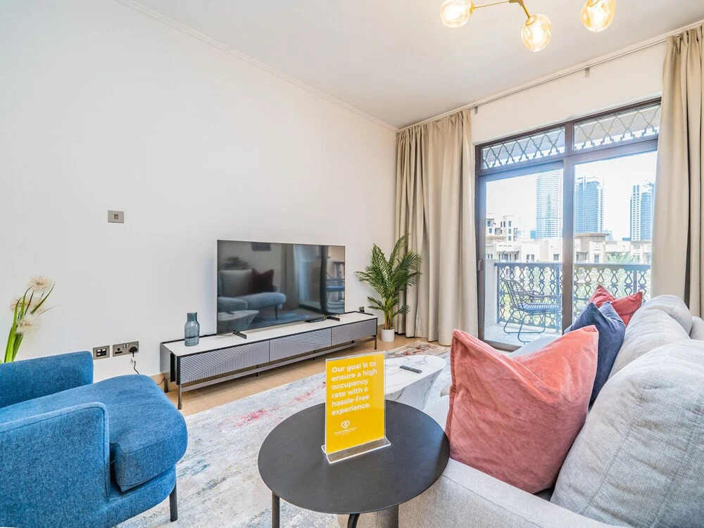 Дубай: Colorful Apartment near Dubai Mall with Balcony