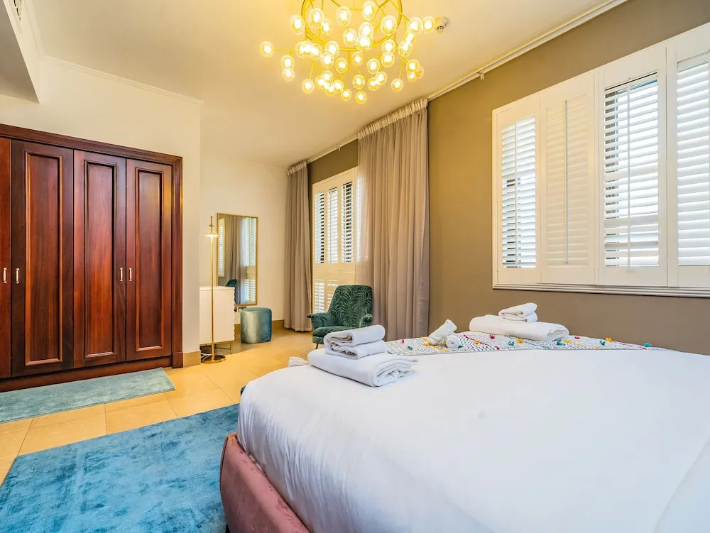 Дубай: Colorful Apartment near Dubai Mall with Balcony