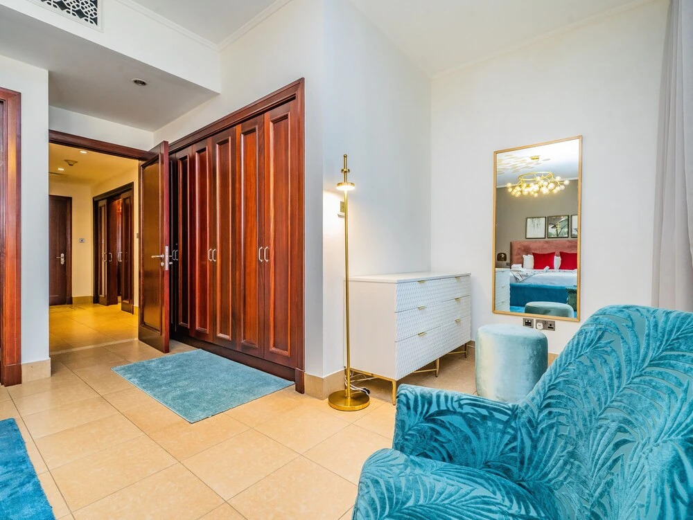 Дубай: Colorful Apartment near Dubai Mall with Balcony
