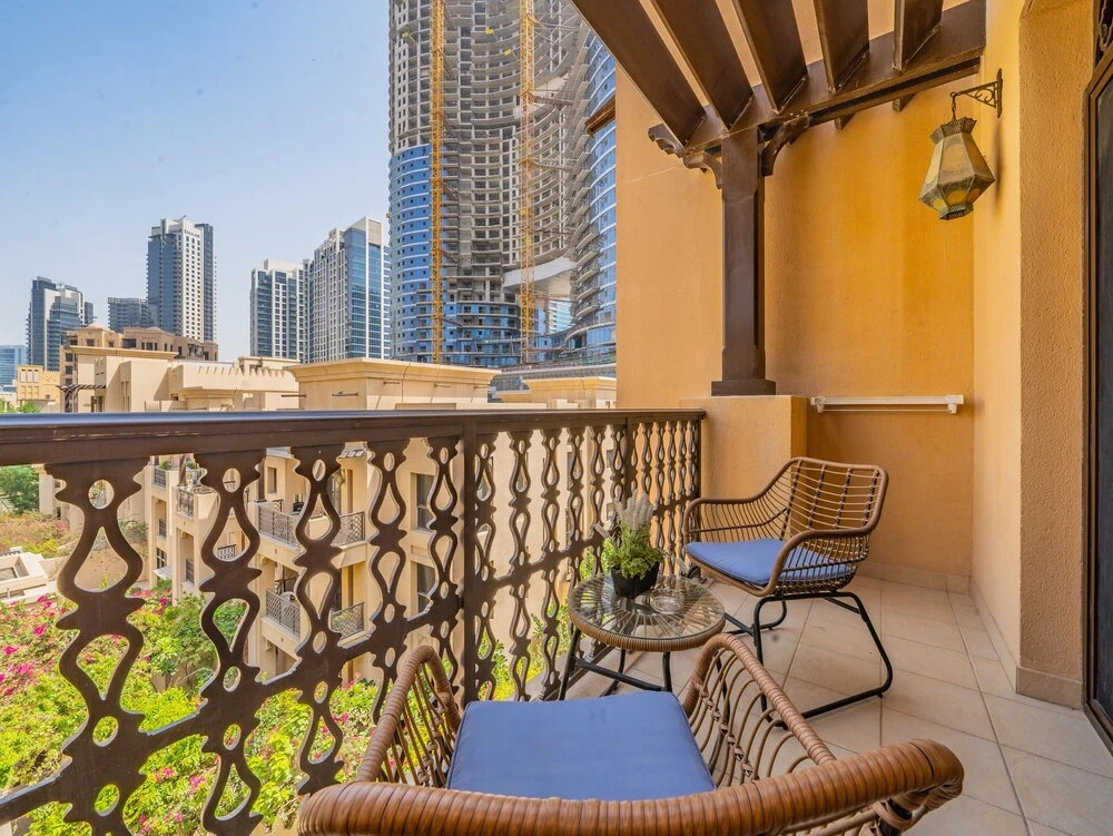 Дубай: Colorful Apartment near Dubai Mall with Balcony