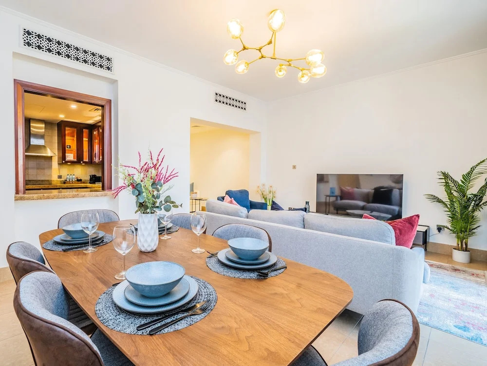 Дубай: Colorful Apartment near Dubai Mall with Balcony