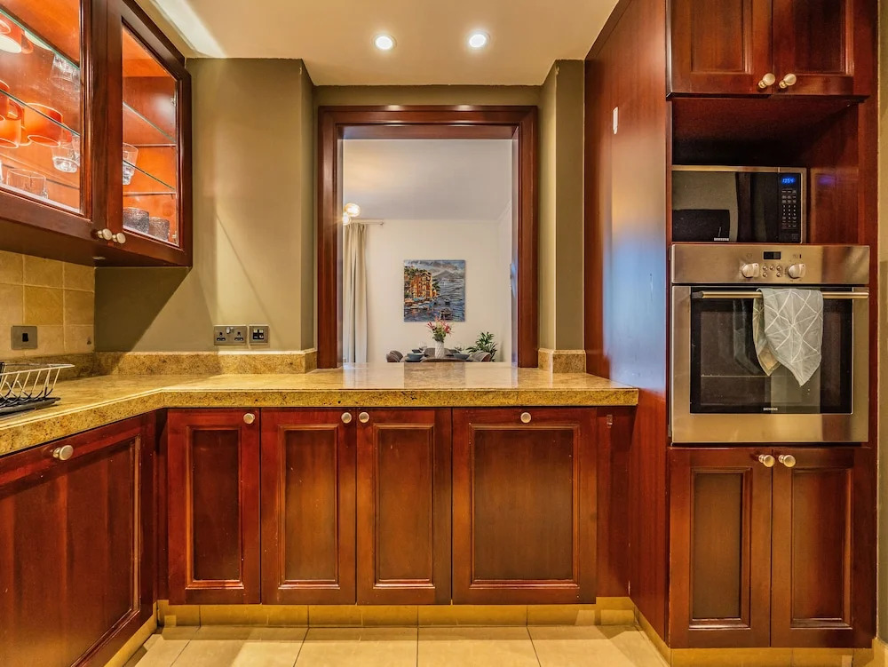 Дубай: Colorful Apartment near Dubai Mall with Balcony