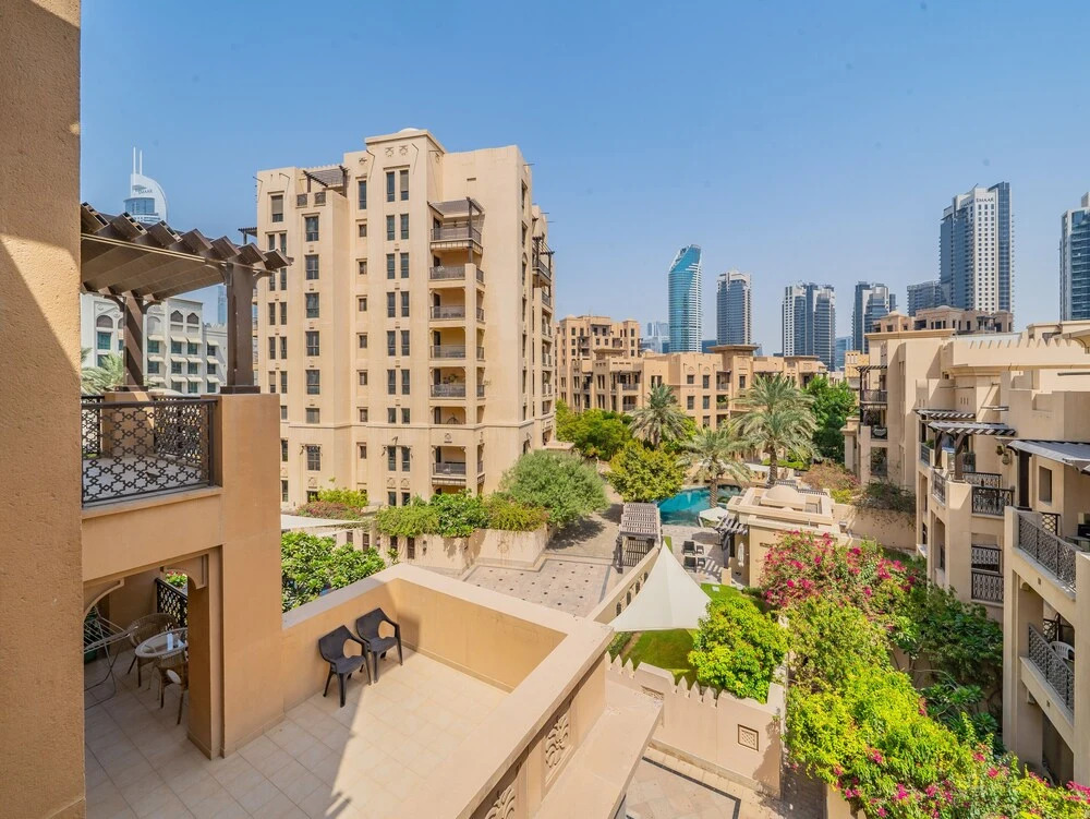Дубай: Colorful Apartment near Dubai Mall with Balcony