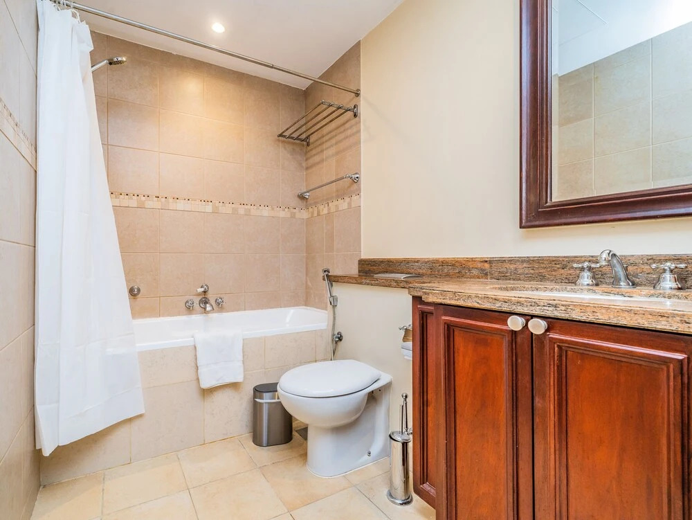 Дубай: Colorful Apartment near Dubai Mall with Balcony