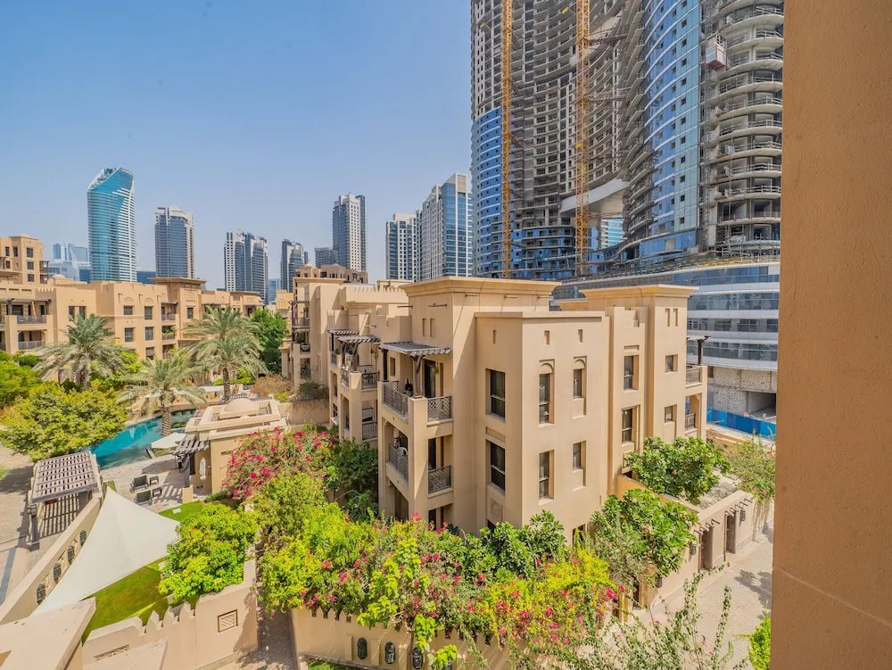 Дубай: Colorful Apartment near Dubai Mall with Balcony