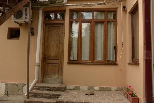 Тбилиси: Centrally located house with garden